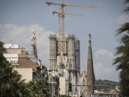 La Sagrada Familia, este jueves, vista desde la calle Marina. En vídeo, recreación de cómo quedará la Torre de Jesucristo.