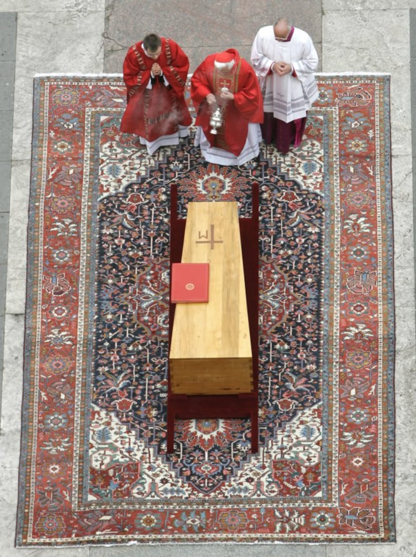 Ratzinger, ante el ataúd de madera que contiene el cadáver de Juan Pablo II, durante sus funerales en la plaza de San Pedro, el 8 de abril de 2005, que presidió como cardenal decano del cónclave cardenalicio. Elegido por la revista ‘Time’ como una de las 100 personalidades más influyentes del mundo, se le consideraba candidato a un papado de transición, sobre todo por su edad: 78 años. Entró en el cónclave como favorito, pero el rechazo de los sectores reformistas hacia él hizo pensar en una sorpresa con la elección de otro candidato con un perfil menos conservador.