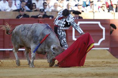 Morante en la faena del cuarto toro en la corrida del Domingo de Resurrecci&oacute;n de Sevilla