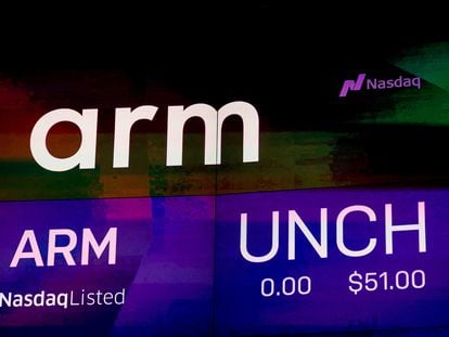 Una pantalla muestra el logotipo de Arm durante la salida a Bolsa en el Nasdaq.