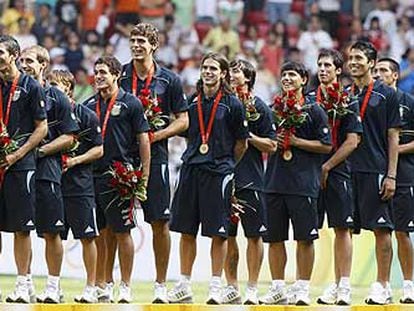 Los futbolistas de la selección argentina, con Messi al frente, en el podio con la medalla de oro.