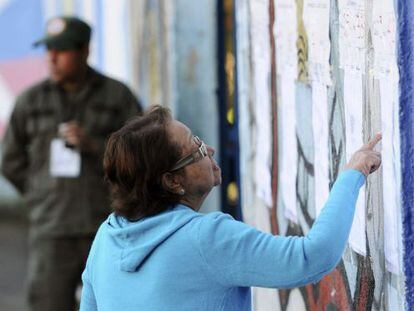 Una mujer busca su mesa de votación para participar en las elecciones.