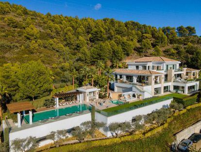 Villa Olympus es una espectacular residencia situada en Cascada de Camoján, una de las comunidades privadas más prestigiosas de Marbella. Sus 9 lujosos dormitorios garantizan el confort junto al spa, hammam, gimnasio, sauna, sala de cine, piscina con tumbonas y amplias terrazas con vistas excepcionales. Precio: 27,5 millones de euros.