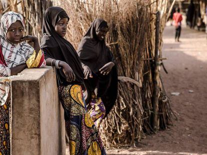 Un grupo de niñas permanecen frente a su complejo en el campamento de refugiados de Malkohi, en Jimeta (Nigeria).