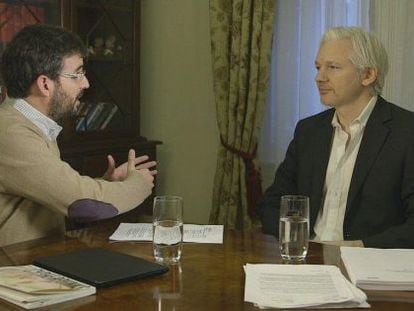 El periodista Jordi &Eacute;vole durante su entrevista con el fundador de Wikileaks, Julian Assange.