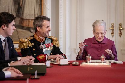 Margarita II firma la declaración de abdicación en el Consejo de Estado en el palacio de Christiansborg junto a Federico y su primogénito, el príncipe Christian.