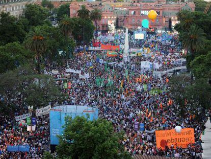 Partidarios de Cristina Fern&aacute;ndez llenan este domingo la Plaza de Mayo de Buenos Aires.