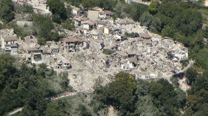Fotografía aérea facilitada por la Guardia di Finanza que muestra los daños causados por el terremoto en la localidad de Pescara del Tronto.