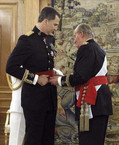 Don Juan Carlos ha colocado hoy el fajín de capitán general de las Fuerzas Armadas a su hijo el Rey Felipe VI en un acto breve y solemne celebrado en el Palacio de la Zarzuela