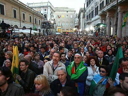 Seguidores de Romano Prodi siguen el recuento electoral en una pantalla gigante en el centro de Roma.