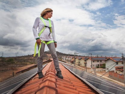 Lucineide Silva, que tiene una microempresa de manutención y limpieza de paneles solares.