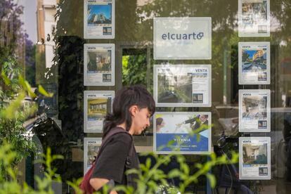 Carteles de viviendas en venta en una inmobiliaria de Sevilla.