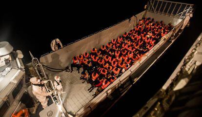 Una lancha de la marina italiana llena de inmigrantes se acercan al barco 'Aquarius' el pasado junio