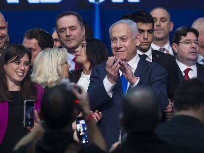 El primer ministro de Israel, Benjamin Netanyahou, celebra los resultados electorales, este martes en Tel Aviv. 