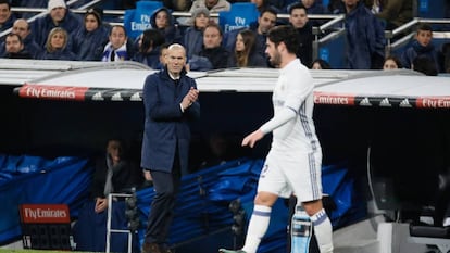 Zidane aplaude un lance del partido en presencia de Isco.