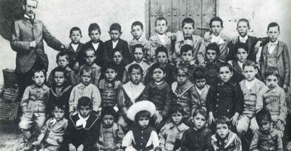 Antonio Rodr&iacute;guez Espinosa, con sus alumnos en 1899 o 1900. En el centro, con sombrero de paja, Federico Garc&iacute;a Lorca.