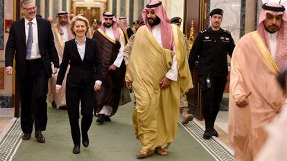 La presidenta de la CE, Ursula von der Leyen, junto a Mohammad bin Salman.