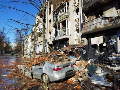 Destrozos en una calle de Járkov.