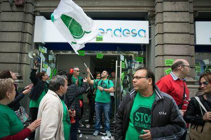 Una protesta contra la pobreza energética ante la sede de Endesa.