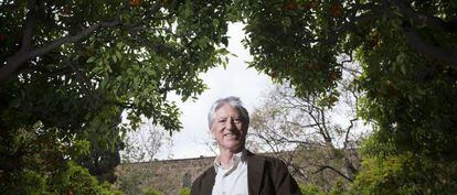 El científico y filósofo Jesús Mosterín, en el jardín de la Biblioteca de Cataluña, en Barcelona.