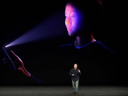 Philip Schiller, vicepresidente de Apple, presenta la identificación de cara del iPhone X.