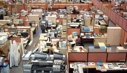 Trabajadores en una gran oficina