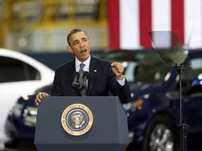 El presidente estadounidense, Barack Obama, da una discurso en el Laboratorio Nacional Argonne. Obama ha propuesto desinvertir 2.000 millones de dólares de las reservas de gas y petróleo federal en la próxima década para desarrollar investigaciones de vehículos propulsados por energías renovables.