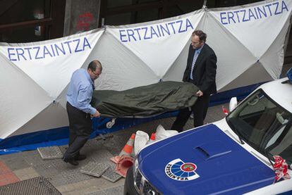 Momento en que es retirado el cuerpo del hombre que falleció por las puñaladas.