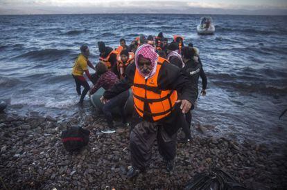 Imagen de la llegada a Lesbos, Grecia, de una barca con refugiados este viernes.