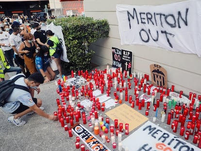 Seguidores valencianistas se manifiestan en la Plaza de la Afición, en los aledaños de Mestalla, contra el máximo accionista, Peter Lim