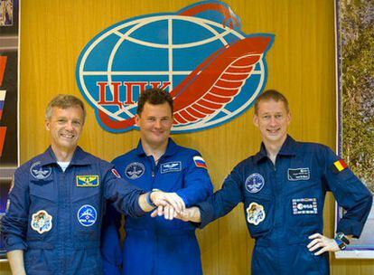 El astronauta europeo Frank De Winne, a la derecha, con sus colegas Roman Romanenko (centro) y Robert Thirsk, que forman la tripulación.