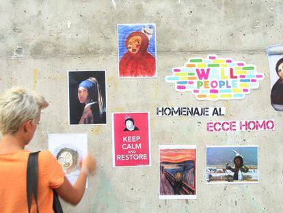 La pared de la plaza junto al CCCB de Barcelona donde se ha celebrado el homenaje al eccehomo.