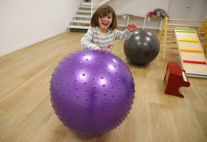 Érika plays with the materials from the pediatric physiotherapy clinic where she goes with her mother to receive treatment.