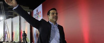El l&iacute;der de Syriza, Alexis Tsipras, saluda a sus seguidores en el mitin final de su campa&ntilde;a en Atenas (Grecia). 