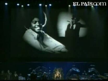 El homenaje a ha arrancado con la llegada del féretro y las palabras del reverendo Lucius Smith. Mariah Carey ha sido la primera en rendir tributo con su voz al rey del pop y Stevie Wonder ha iniciado su particular homenaje con un "esperaba no tener que vivir nunca este momento".