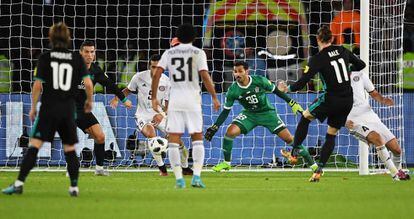 El jugador del Real Madrid Gareth Bale (segundo por la derecha) marca el gol que ha dado la victoria al equipo ante el Al-Jazira.