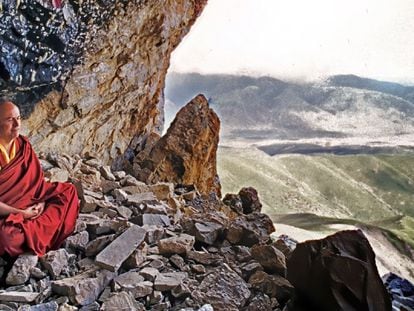 Matthieu Ricard en la cueva de Bhala, en el Tíbet oriental, en 2021.