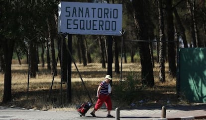 Una persona pasa ayer por delante del cartel del Sanatorio Esquerdo.