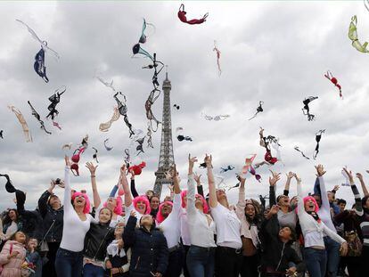 Un grupo de mujeres lanza sus sujetadores al aire frente a la Torre Eiffel, en septiembre de 2019.