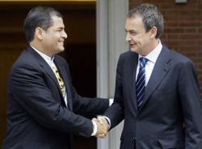 El presidente de Ecuador, Rafael Correa, y su homólogo español, José Luis Rodríguez Zapatero, se saludan.