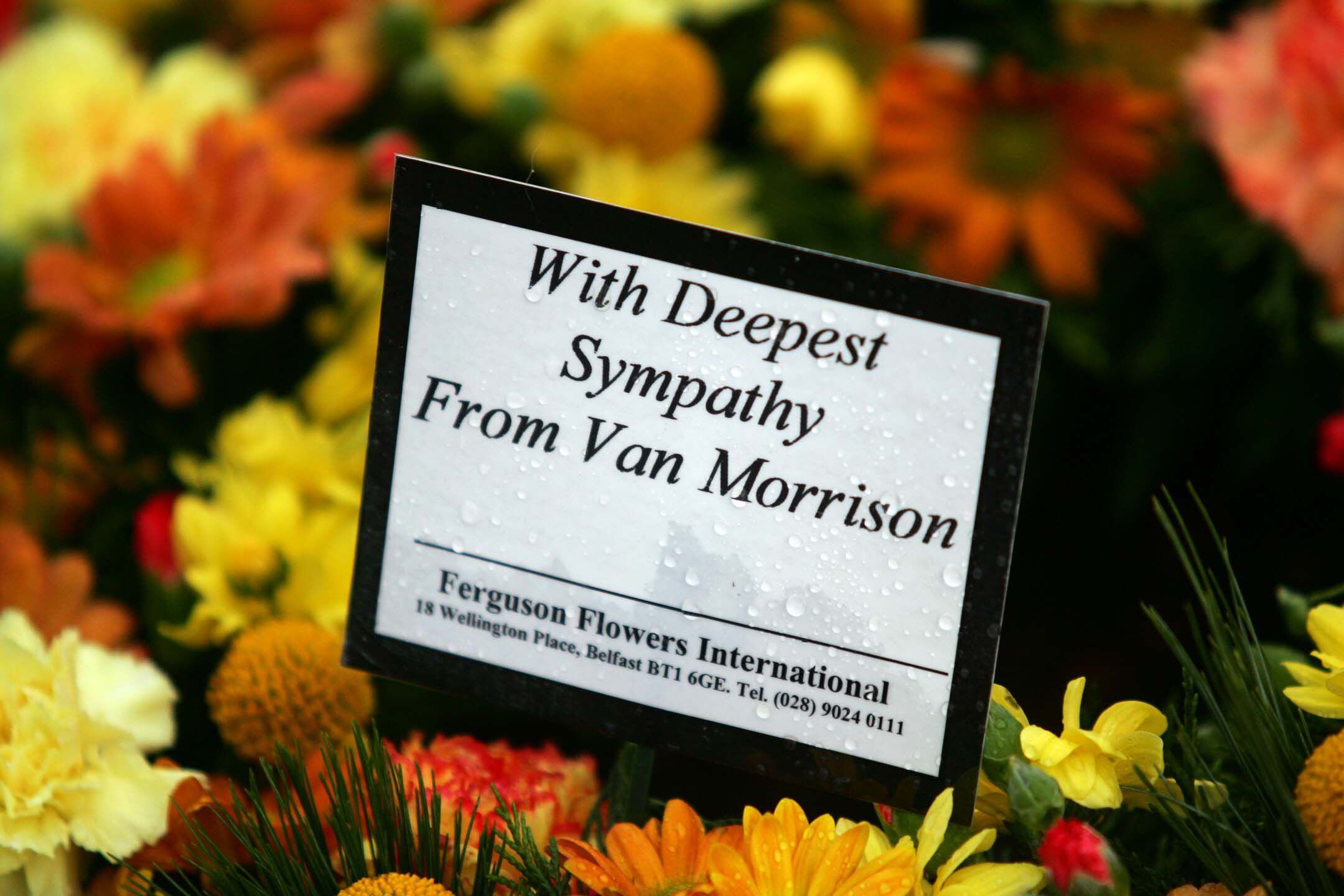 En el funeral de George Best aparecieron notas de condolencia de varias figuras públicas, entre ellas el músico Van Morrison, también de Belfast.