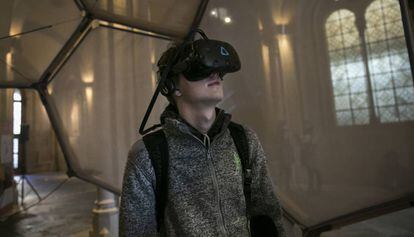 Un visitante de la instalación de realidad virtual 'Entrar en el cuadro' en la UB.