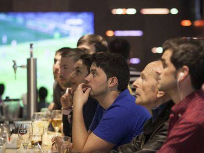 Clientes de un local de apuestas siguen el Real Madrid-Atlético de Madrid del pasado sábado.