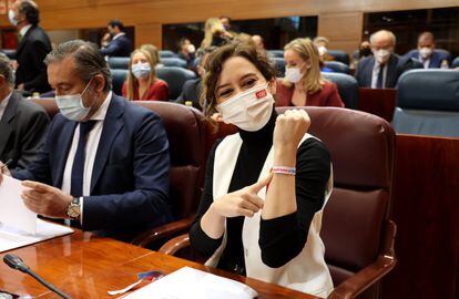 La presidenta de la Comunidad de Madrid, Isabel Díaz Ayuso, responde a la oposición este jueves en el pleno de la Asamblea de Madrid.