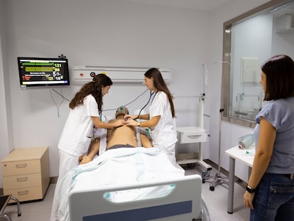 Alumnos de Medicina de la Universidad Autónoma de Barcelona durante un simulacro de urgencias y de consulta médica en la unidad docente del hospital Parc Taulí.