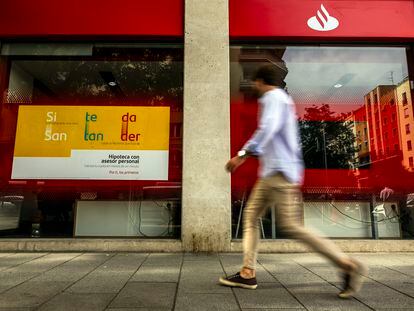 Sucursal del Banco Santander con publicidad de hipotecas, en Madrid.