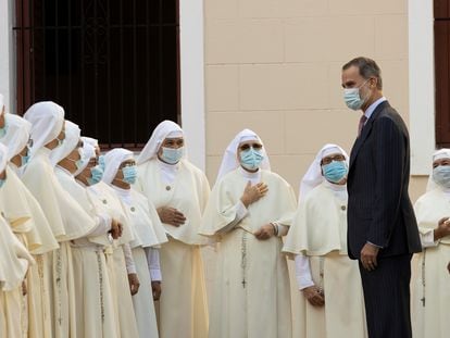 Felipe VI saluda a las hermanas del Convento Siervas de María en San Juan (Puerto Rico).