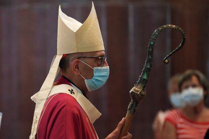 El cardenal Juan José Omella, en la misa por los difuntos durante la pandemia en la Sagrada Familia.