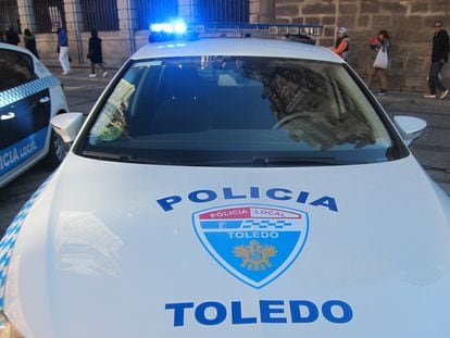 Un coche patrulla de la Policía Local de Toledo, en una calle de la ciudad en febrero de 2020.