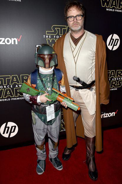 Rainn Wilson se disfraza de caballero Jedi y acompaña a su hijo Walter, también disfrazado para la ocasión.